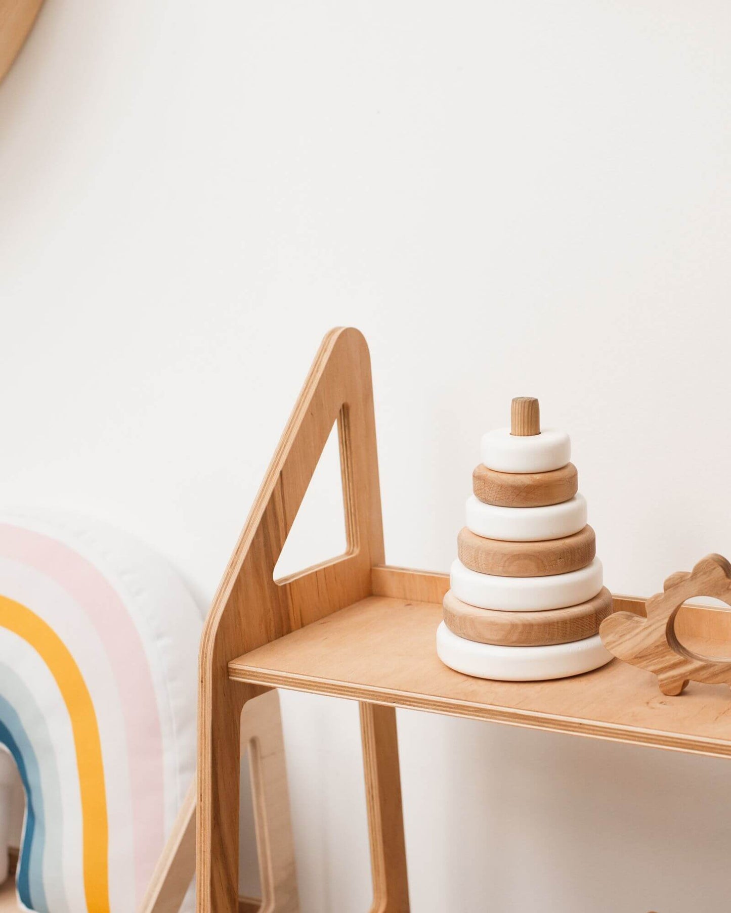 kids wooden shelf