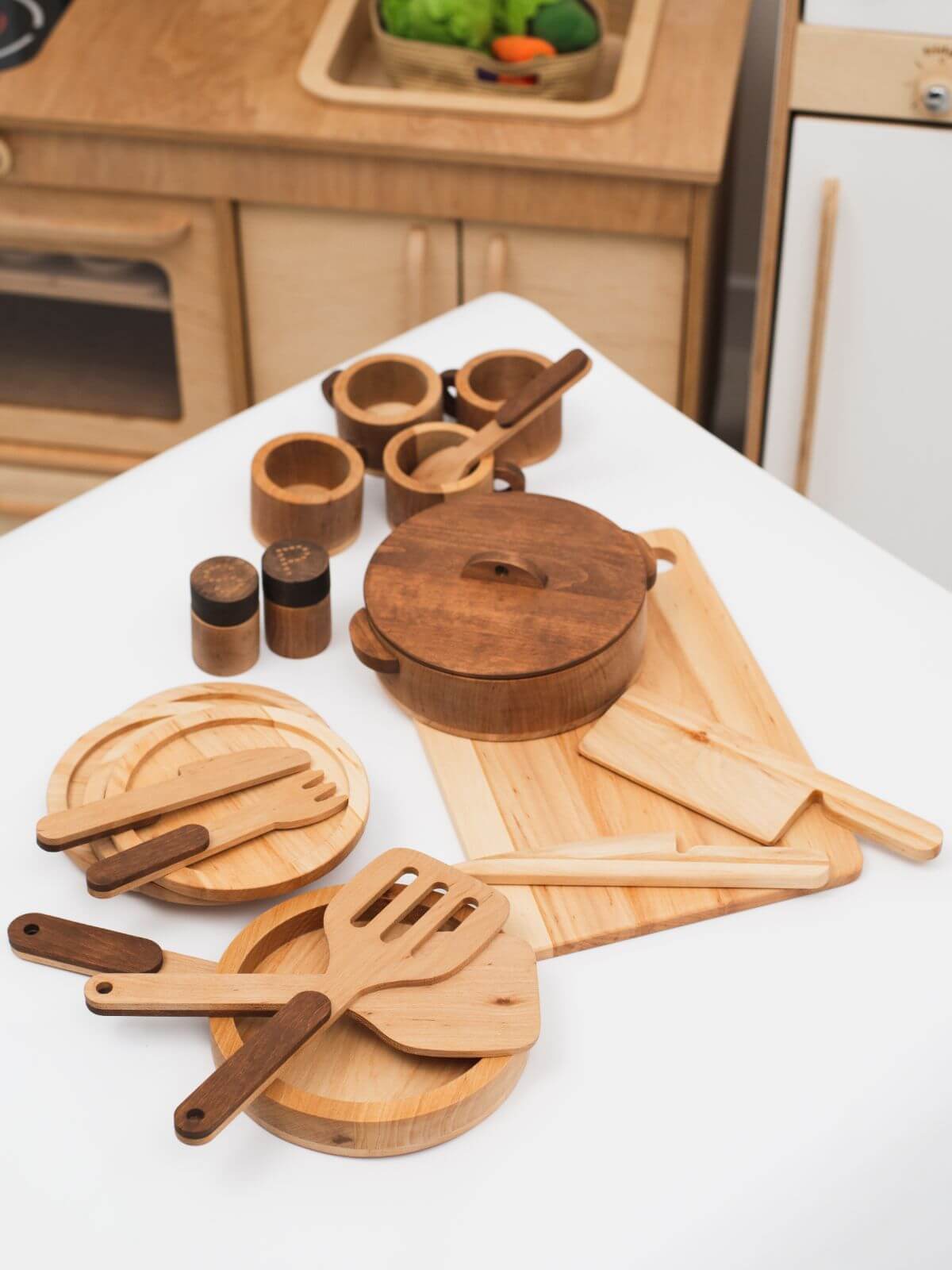 children play dishes