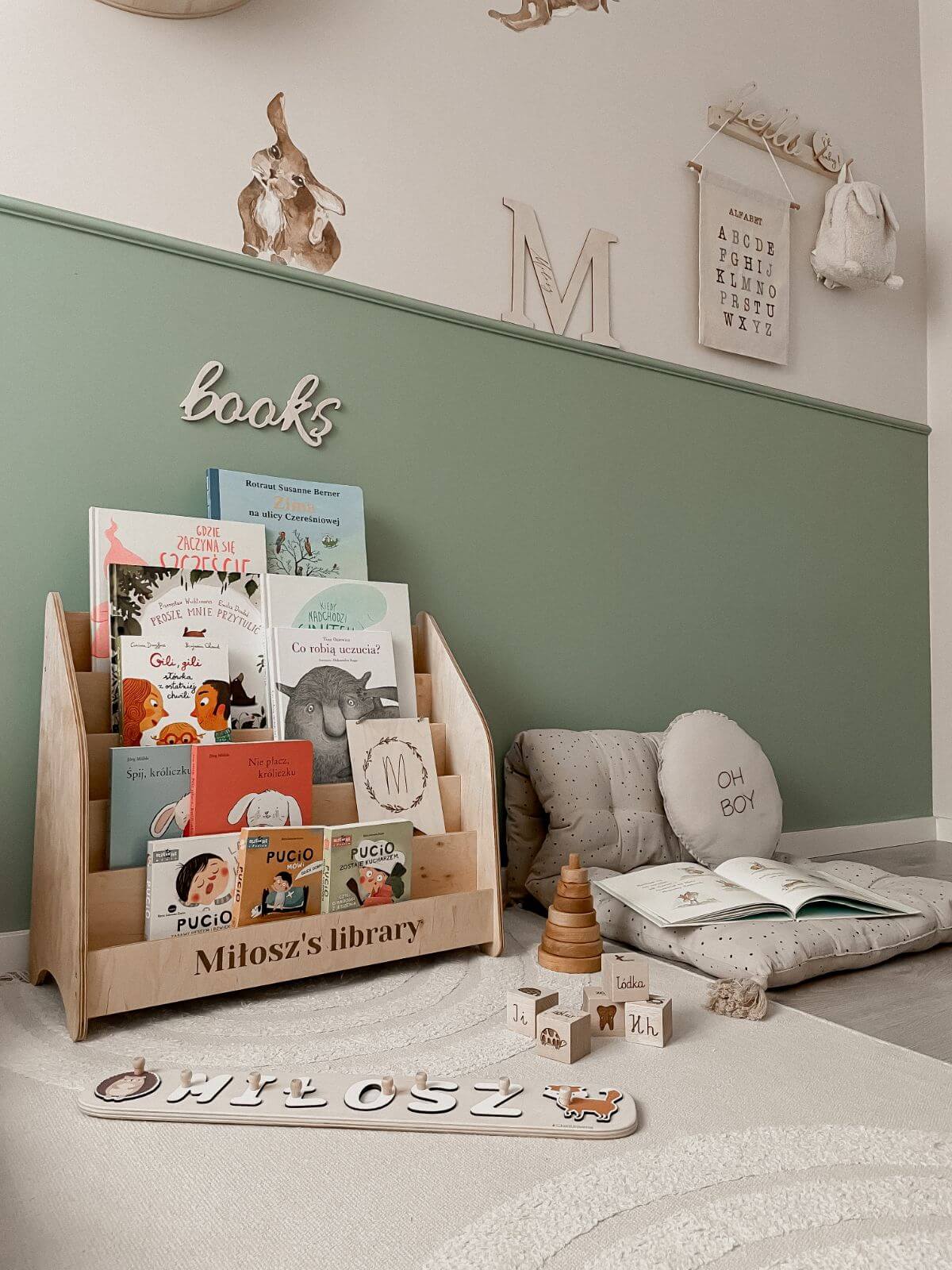 toddlers  bookshelf