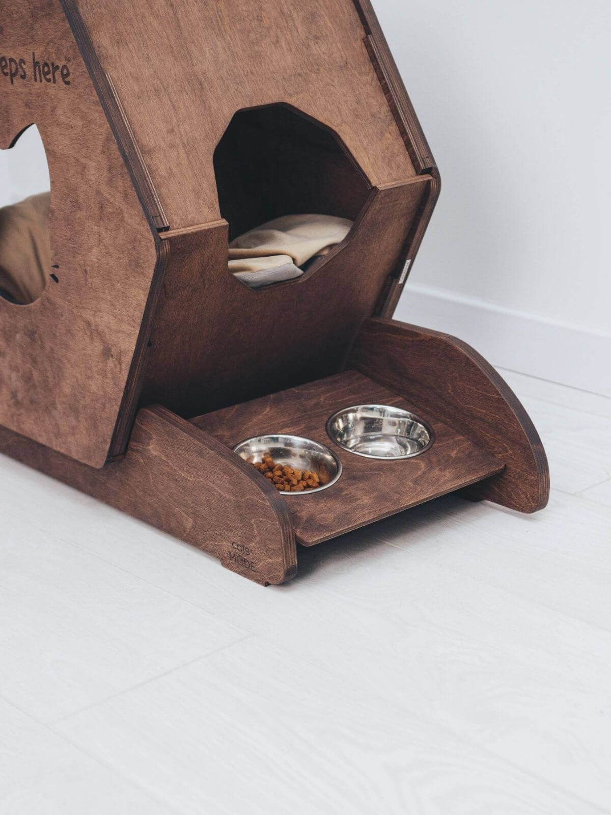 cat feeding bowls on stand